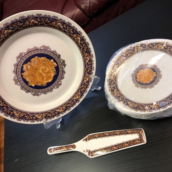 Adeline Fine Porcelain Cake Plate, Lifter, and 6 P - Picture 3 of 10